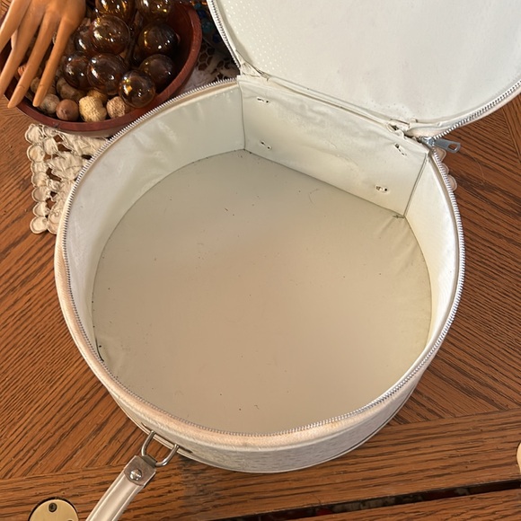 Vintage 60’s Round Train Case - Picture 10 of 14